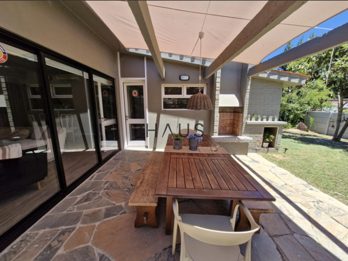 Casa ID.549 - Chalet reciclado en excelente ubicación residencial  Casa totalmente reciclada, desarrollada en una sola planta, a pasos de Av. del Mar, Bv. Artigas y