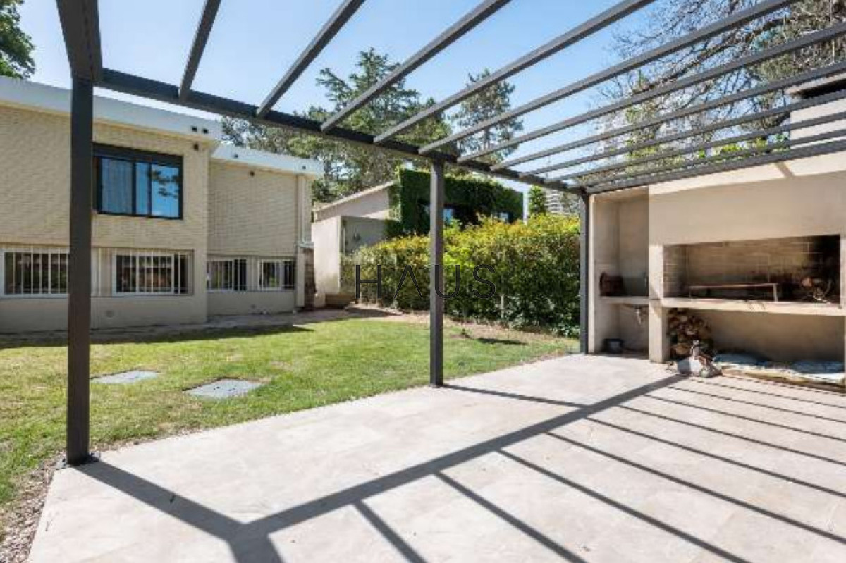 Casa ID.240 - Vacaciones perfectas en Playa Mansa: Casa moderna para 8 personas