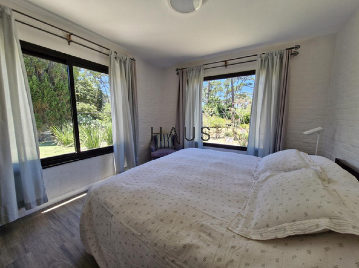 Casa ID.549 - Chalet reciclado en excelente ubicación residencial  Casa totalmente reciclada, desarrollada en una sola planta, a pasos de Av. del Mar, Bv. Artigas y