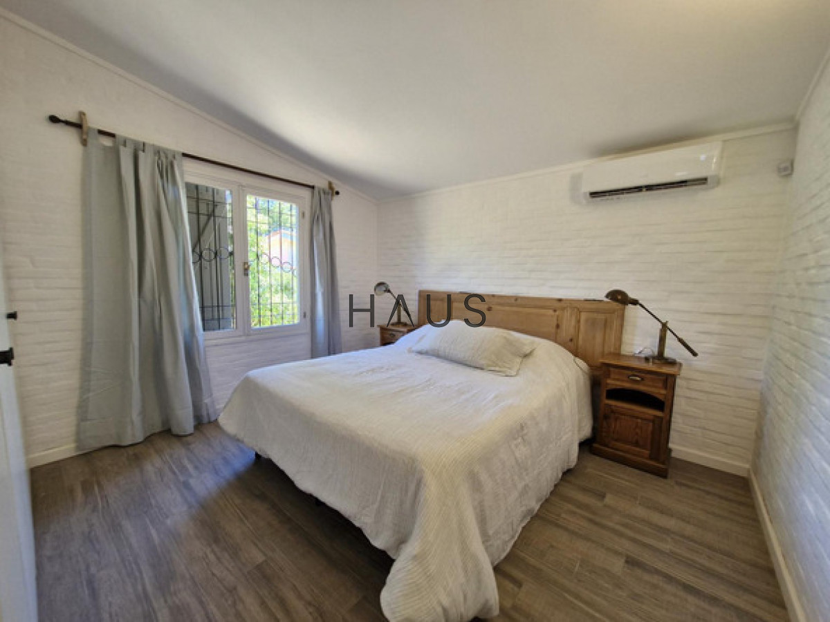 Casa ID.549 - Chalet reciclado en excelente ubicación residencial  Casa totalmente reciclada, desarrollada en una sola planta, a pasos de Av. del Mar, Bv. Artigas y