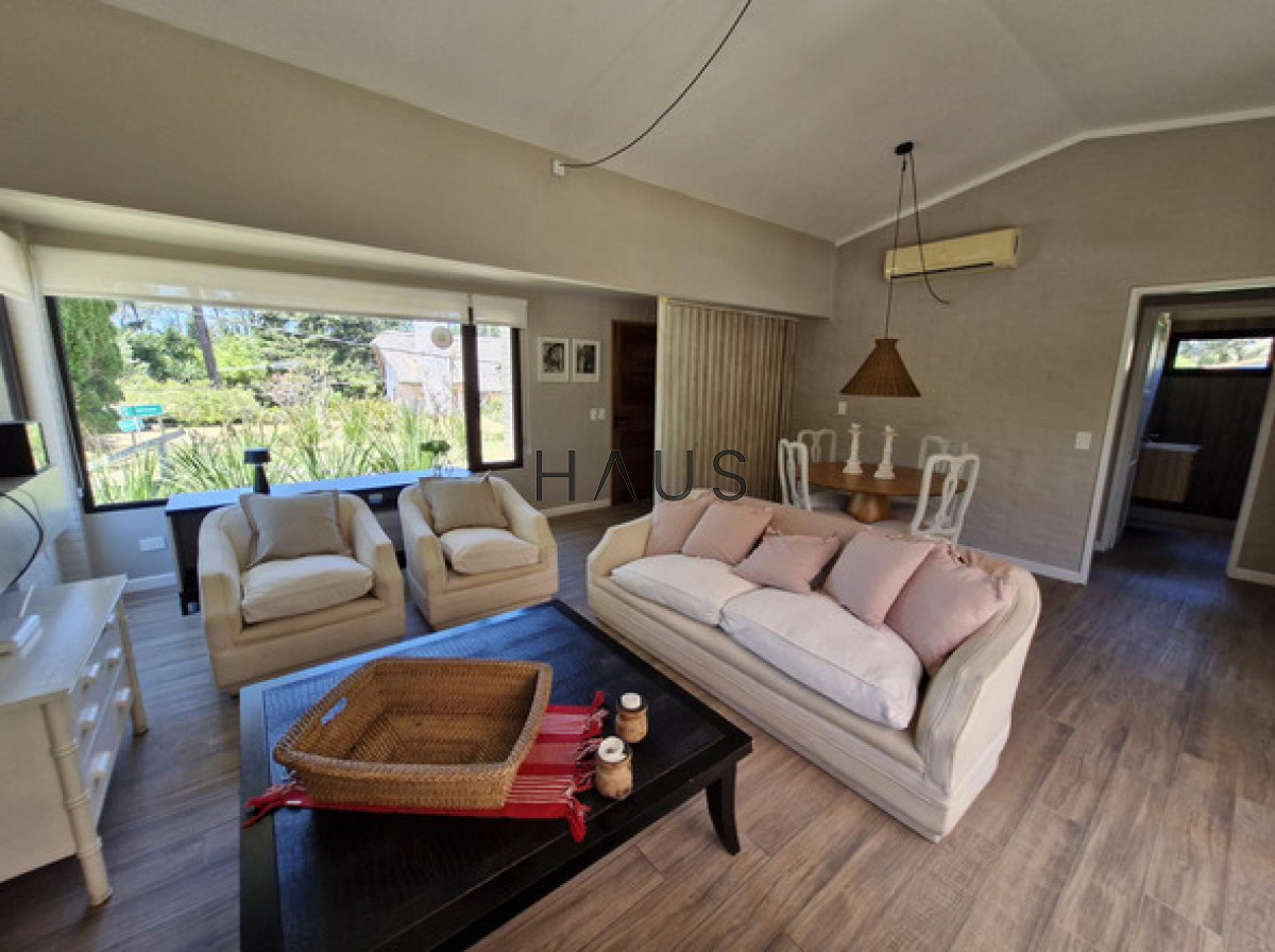 Casa ID.549 - Chalet reciclado en excelente ubicación residencial  Casa totalmente reciclada, desarrollada en una sola planta, a pasos de Av. del Mar, Bv. Artigas y