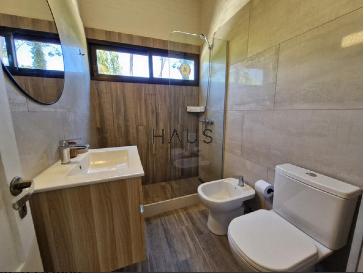 Casa ID.549 - Chalet reciclado en excelente ubicación residencial  Casa totalmente reciclada, desarrollada en una sola planta, a pasos de Av. del Mar, Bv. Artigas y