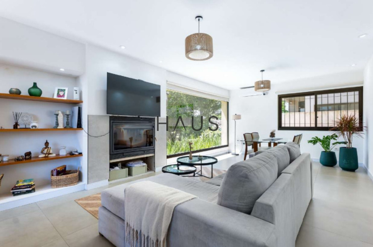 Casa ID.240 - Vacaciones perfectas en Playa Mansa: Casa moderna para 8 personas