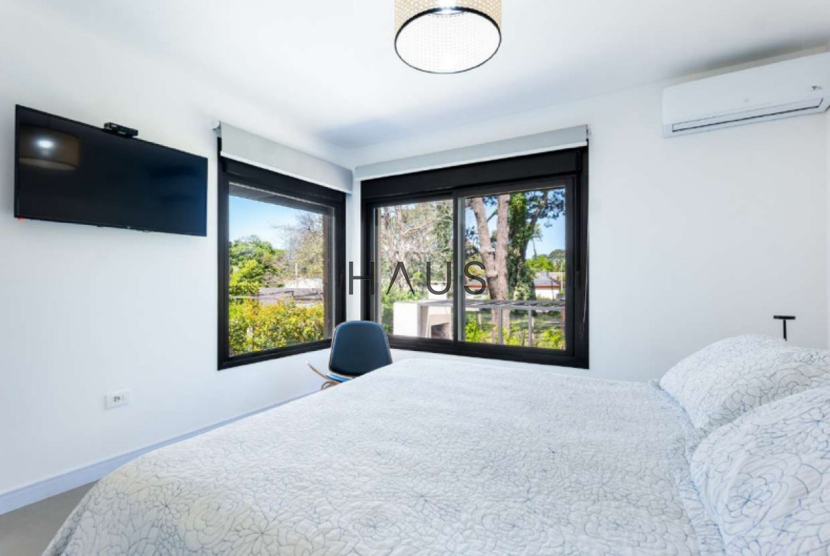 Casa ID.240 - Vacaciones perfectas en Playa Mansa: Casa moderna para 8 personas