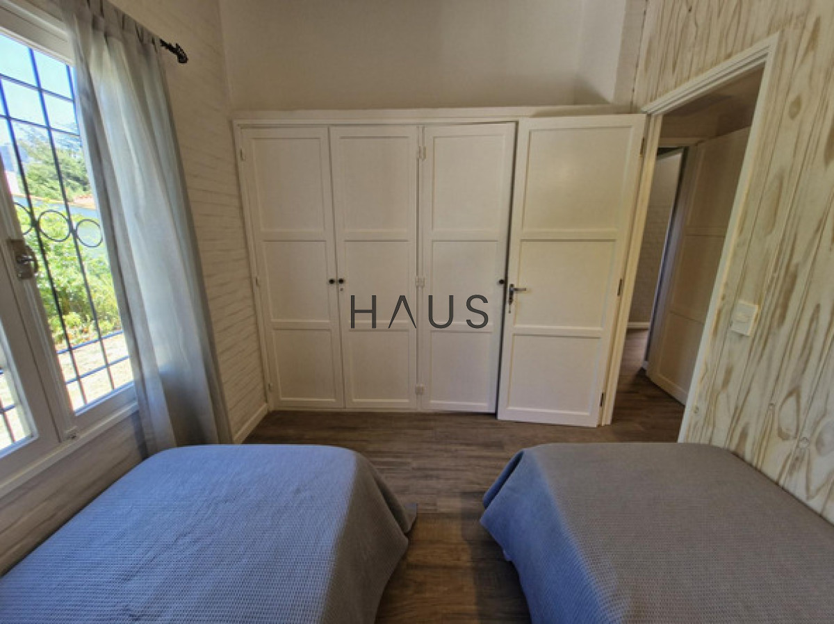 Casa ID.549 - Chalet reciclado en excelente ubicación residencial  Casa totalmente reciclada, desarrollada en una sola planta, a pasos de Av. del Mar, Bv. Artigas y