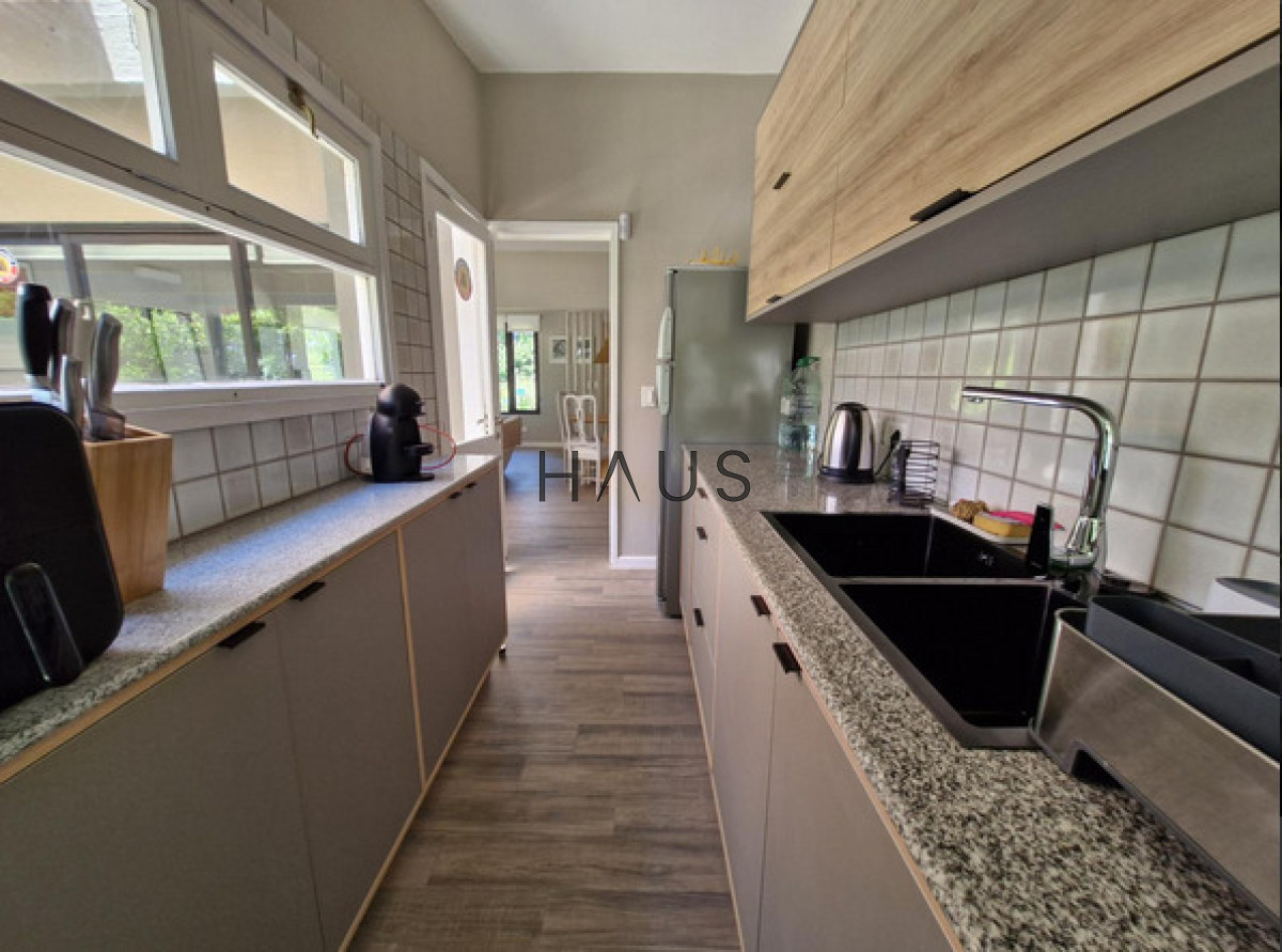 Casa ID.549 - Chalet reciclado en excelente ubicación residencial  Casa totalmente reciclada, desarrollada en una sola planta, a pasos de Av. del Mar, Bv. Artigas y