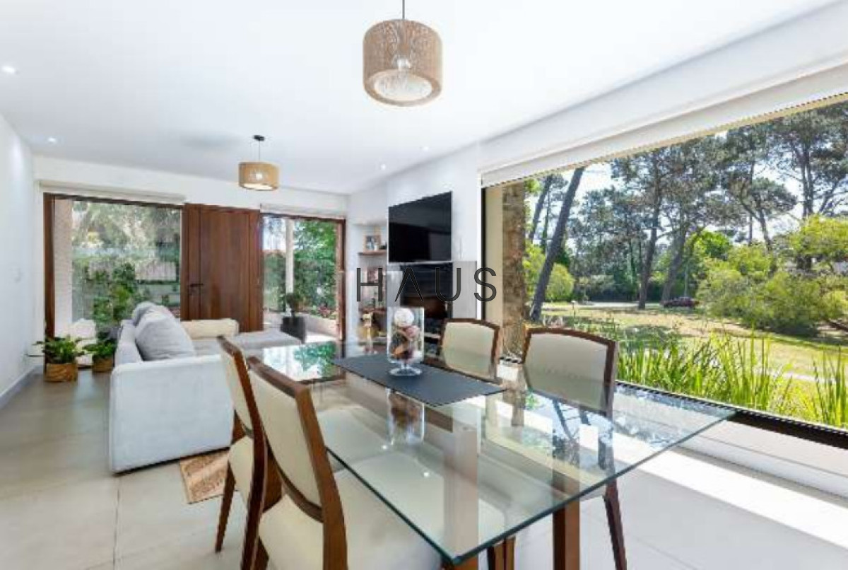 Casa ID.240 - Vacaciones perfectas en Playa Mansa: Casa moderna para 8 personas
