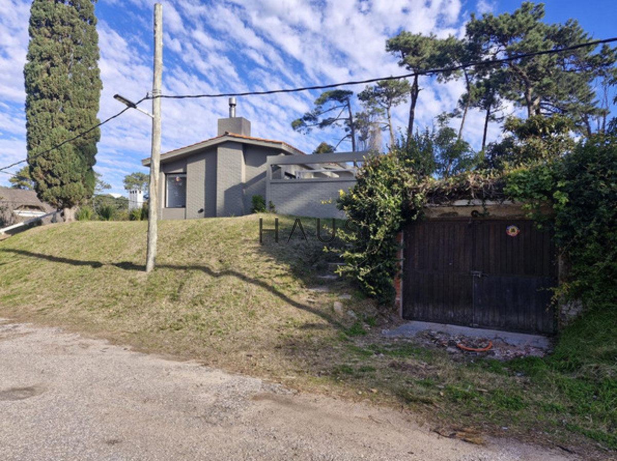 Casa ID.549 - Chalet reciclado en excelente ubicación residencial  Casa totalmente reciclada, desarrollada en una sola planta, a pasos de Av. del Mar, Bv. Artigas y