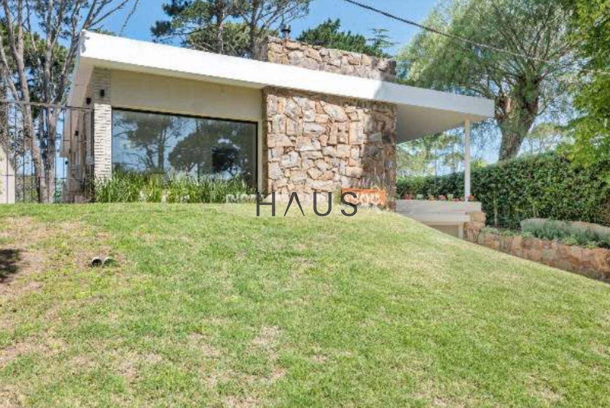 Casa ID.240 - Vacaciones perfectas en Playa Mansa: Casa moderna para 8 personas