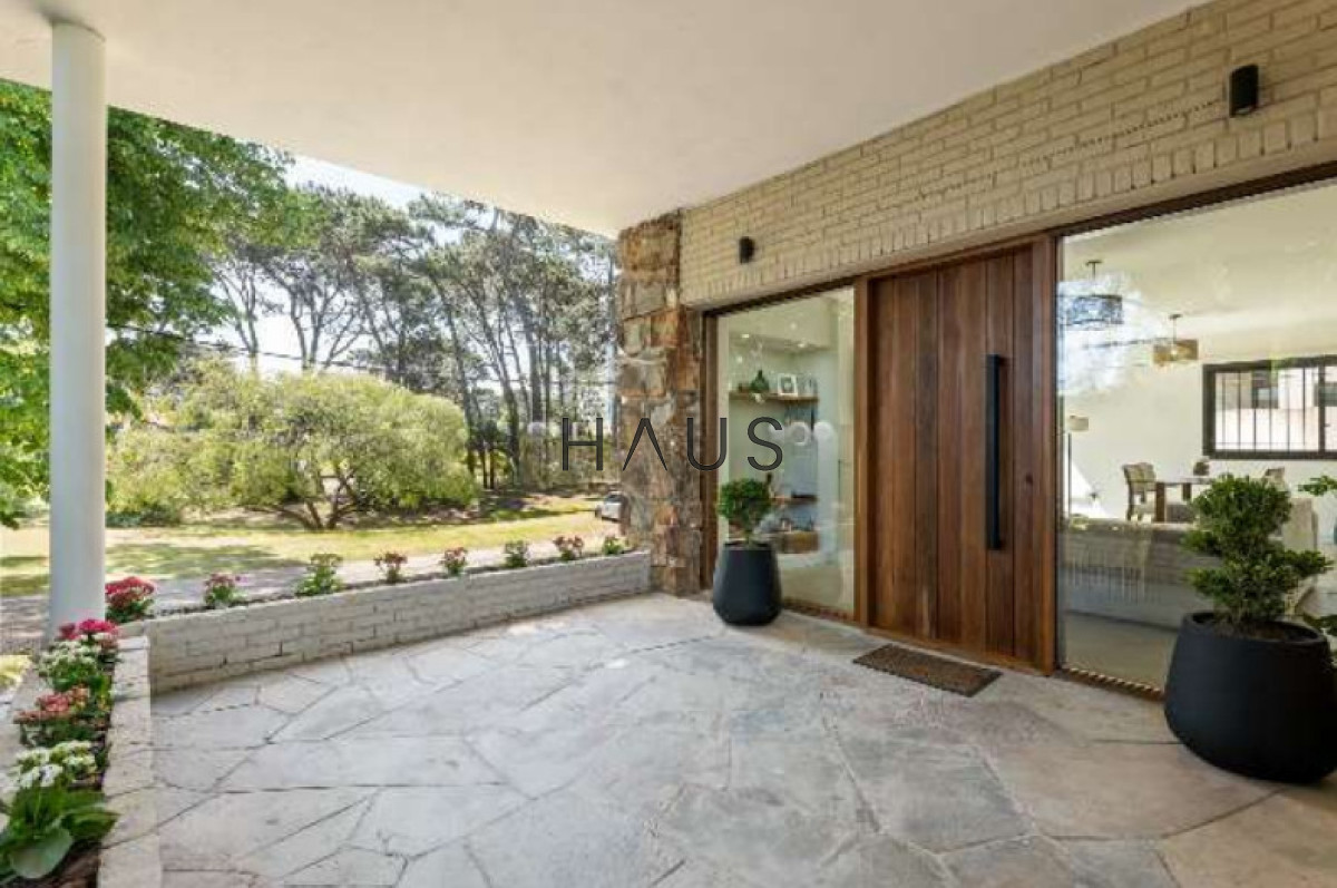 Casa ID.240 - Vacaciones perfectas en Playa Mansa: Casa moderna para 8 personas