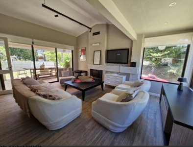 Chalet reciclado en excelente ubicación residencial  Casa totalmente reciclada, desarrollada en una sola planta, a pasos de Av. del Mar, Bv. Artigas y