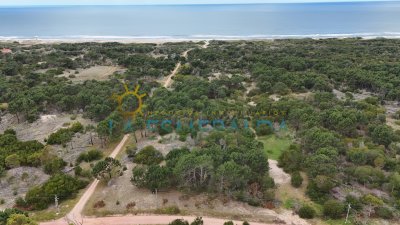 Manzana completa a 2 cuadras de la playa 