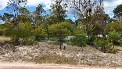 Terreno cercado con calle abierta y luz