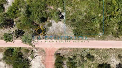 Terreno esquinero con calle abierta y luz