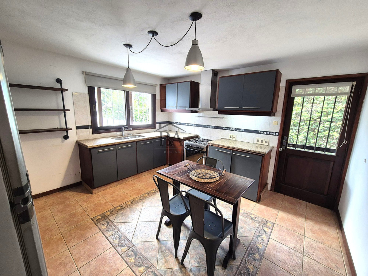 Casa ID.116 - Alquiler Anual en San Rafael 3 dormitorios mas dependencia ! 
