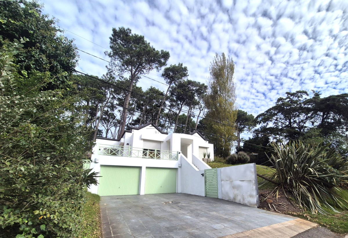 Casa ID.116 - Alquiler Anual en San Rafael 3 dormitorios mas dependencia ! 