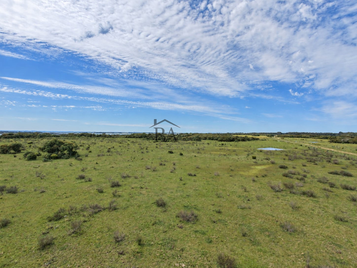 Campo Ref.184 - Campo en Venta 43H con Costa a la Laguna Garzón 