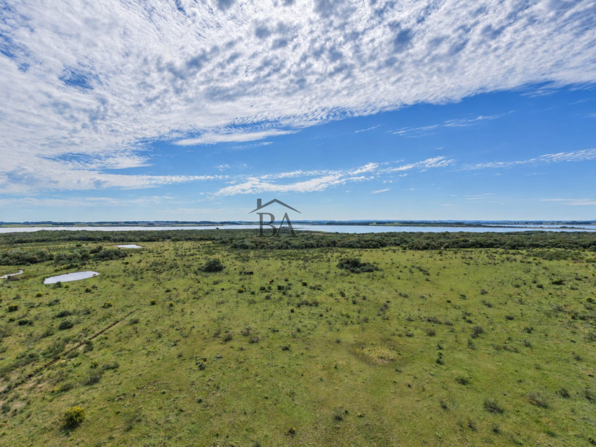 Campo Ref.184 - Campo en Venta 43H con Costa a la Laguna Garzón 