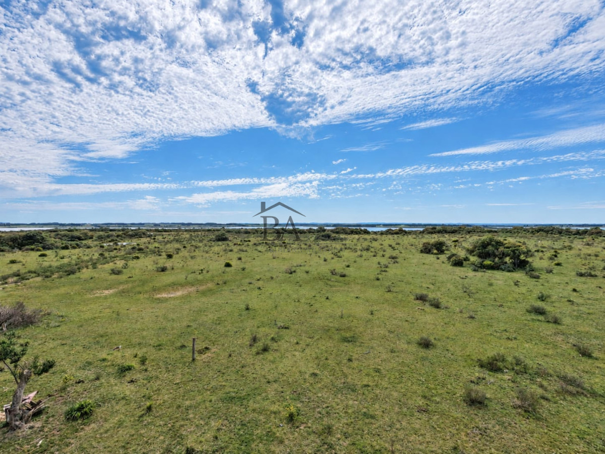 Campo Ref.184 - Campo en Venta 43H con Costa a la Laguna Garzón 