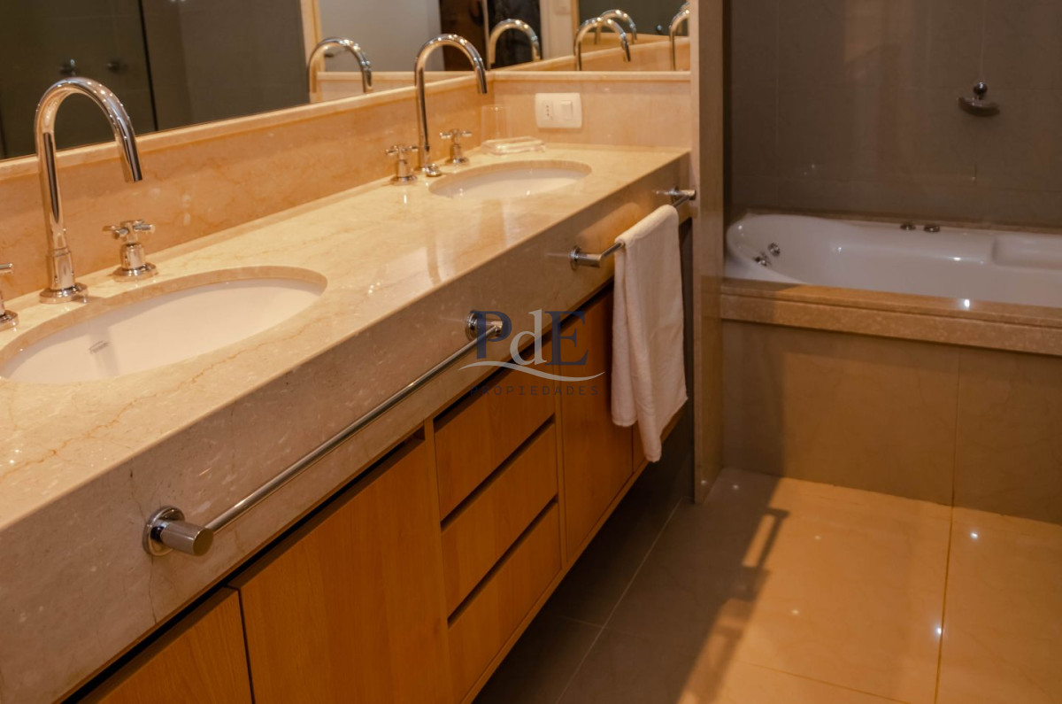 Apartamento en venta Playa Mansa 2 dormitorios frente al Mar. - Imagen 17