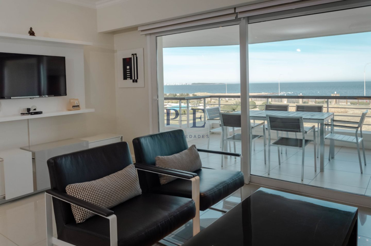 Apartamento en venta Playa Mansa 2 dormitorios frente al Mar. - Imagen 1