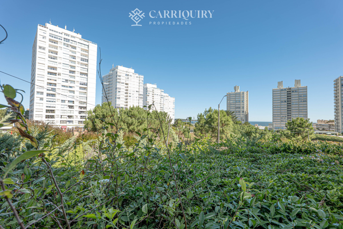 Apartamento ID.10050 - Apartamento en Venta 3 Dormitorios - Patio y Prrillero de uso exclusivo - Punta del Este - Playa Mansa