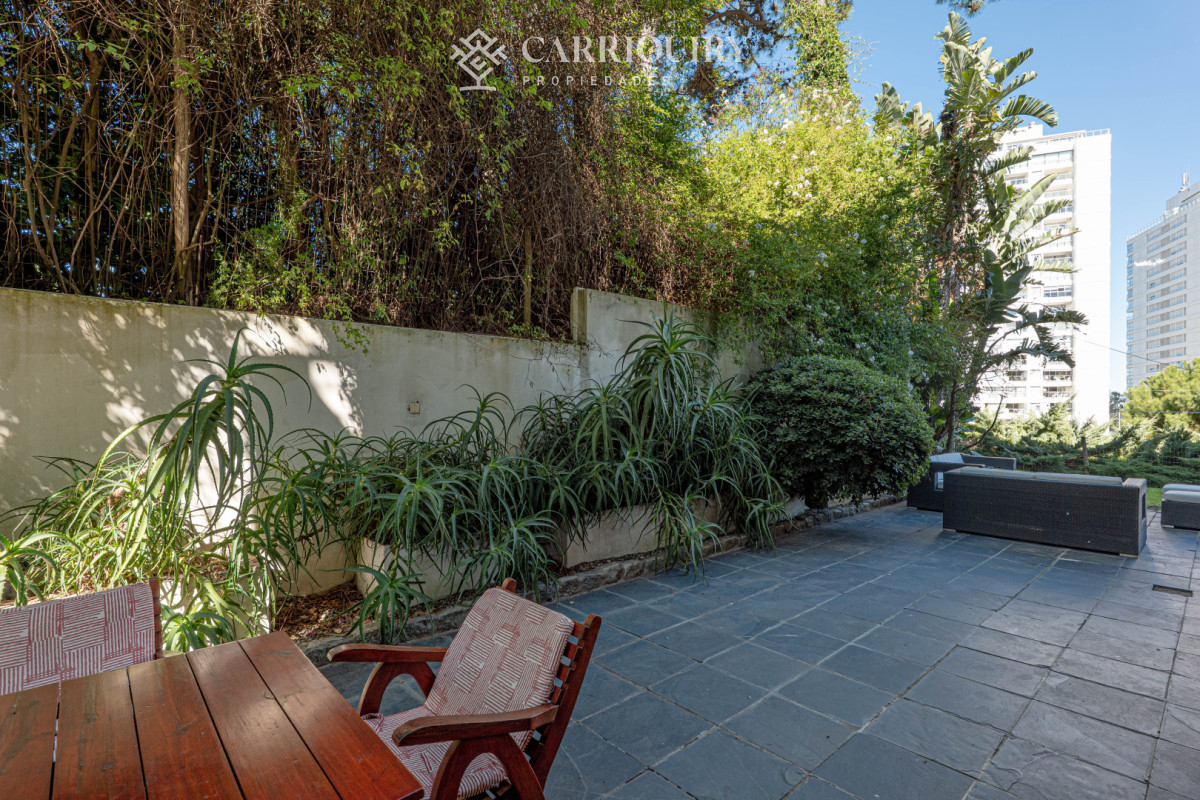 Apartamento ID.10050 - Apartamento en Venta 3 Dormitorios - Patio y Prrillero de uso exclusivo - Punta del Este - Playa Mansa