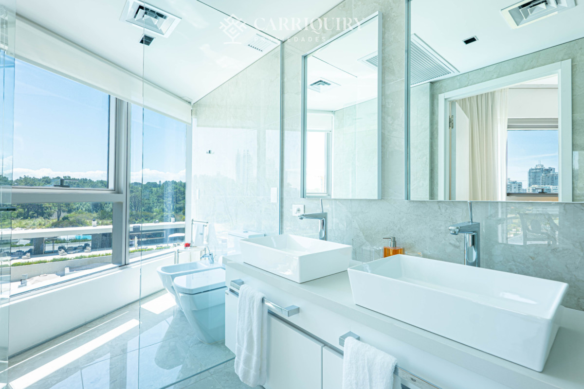 Apartamento ID.9829/Vivir-en-Punta-del-Este-con-su-mayor-confort - Venta Apartamento, 2 Dormitorios en Suite - Punta Del Este - Playa Brava - TRUMP TOWER