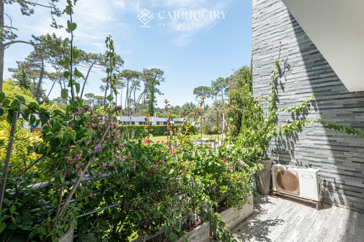 Apartamento ID.10050 - Apartamento en Venta 3 Dormitorios - Patio y Prrillero de uso exclusivo - Punta del Este - Playa Mansa