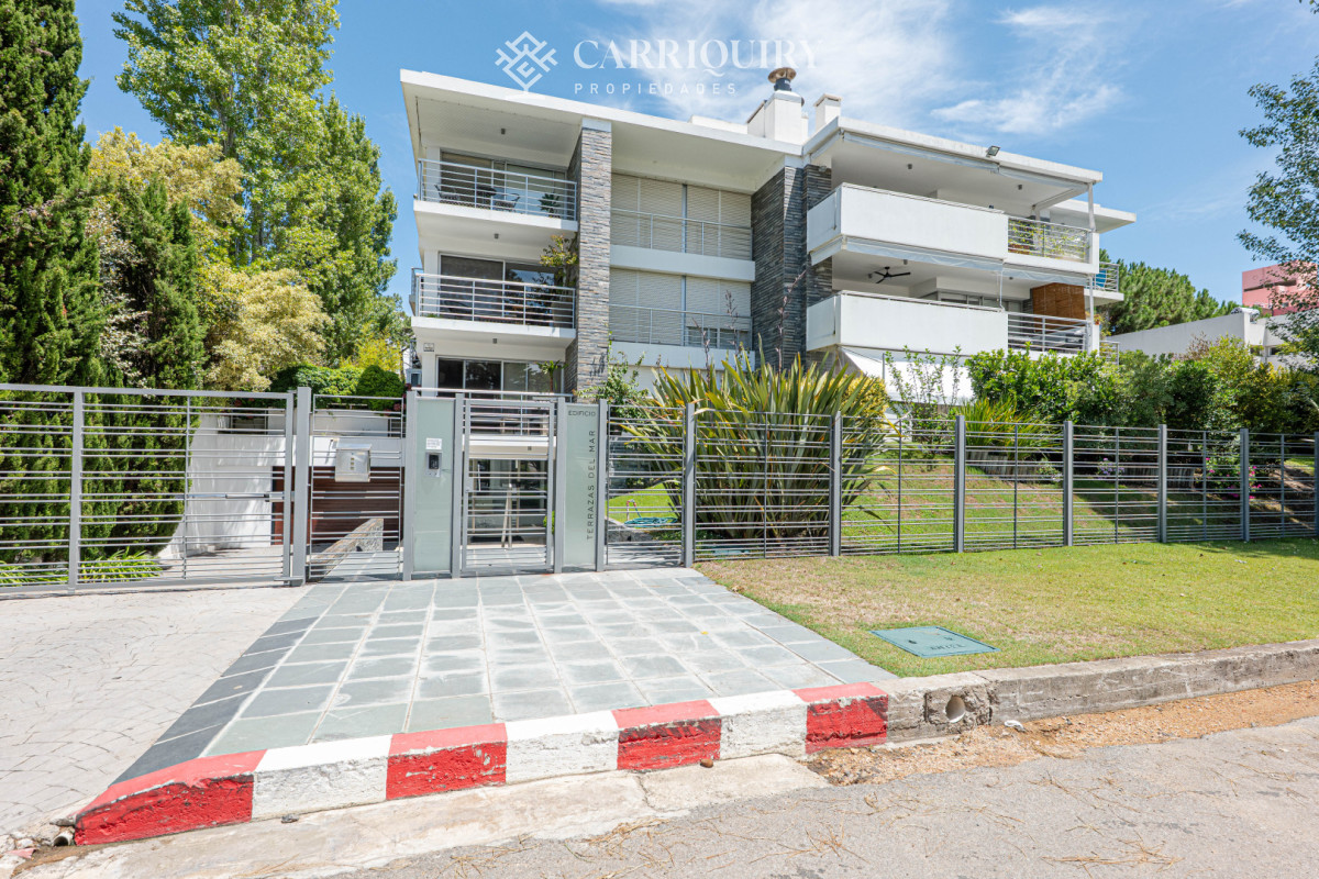Apartamento ID.10050 - Apartamento en Venta 3 Dormitorios - Patio y Prrillero de uso exclusivo - Punta del Este - Playa Mansa