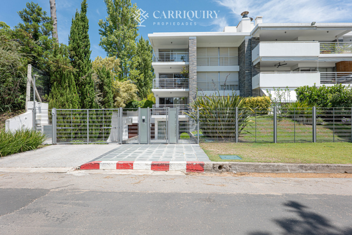 Apartamento ID.10050 - Apartamento en Venta 3 Dormitorios - Patio y Prrillero de uso exclusivo - Punta del Este - Playa Mansa