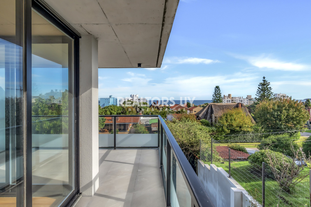 Apartamento 2 Dormitorios a 200 metros del Mar, Playa Mansa, Punta del Este  - RLT617A