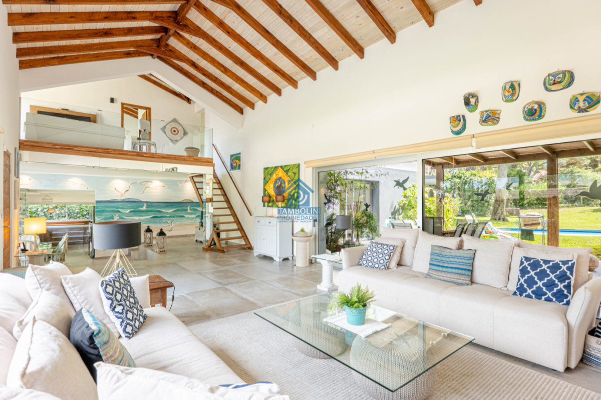 Casa ID.1030 - Casa en Alquiler Anual - 5 Dormitorios en Suite - Barrio Golf - Punta del Este