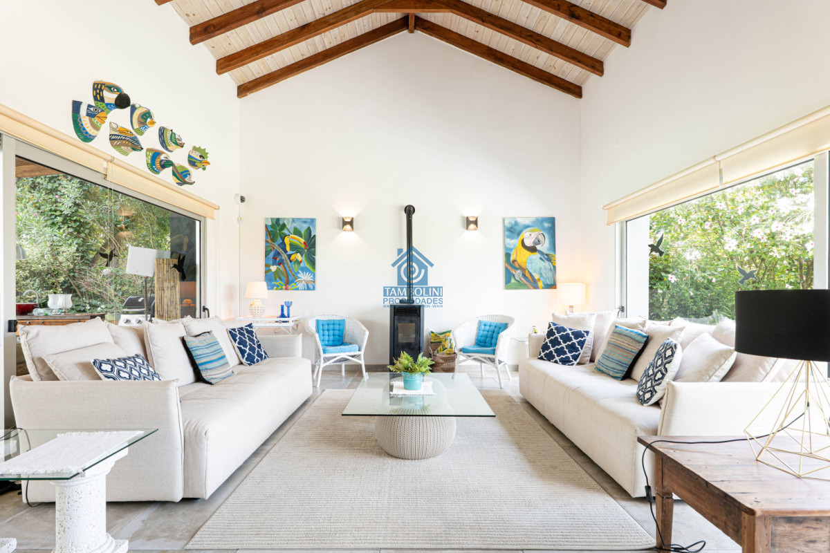 Casa ID.1030 - Casa en Alquiler Anual - 5 Dormitorios en Suite - Barrio Golf - Punta del Este