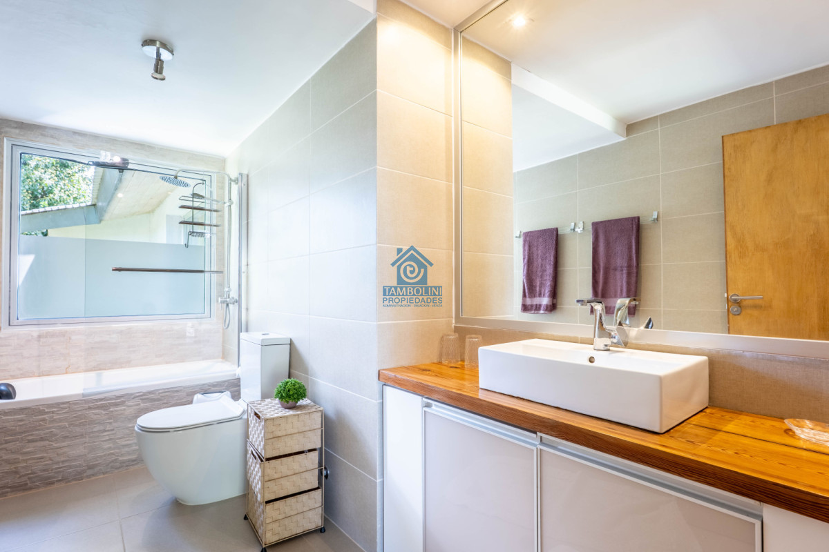 Casa ID.1030 - Casa en Alquiler Anual - 5 Dormitorios en Suite - Barrio Golf - Punta del Este