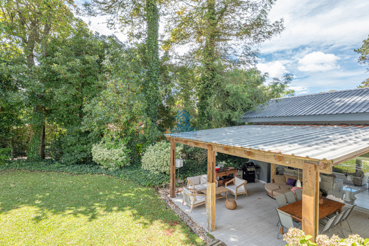 Casa ID.1030 - Casa en Alquiler Anual - 5 Dormitorios en Suite - Barrio Golf - Punta del Este