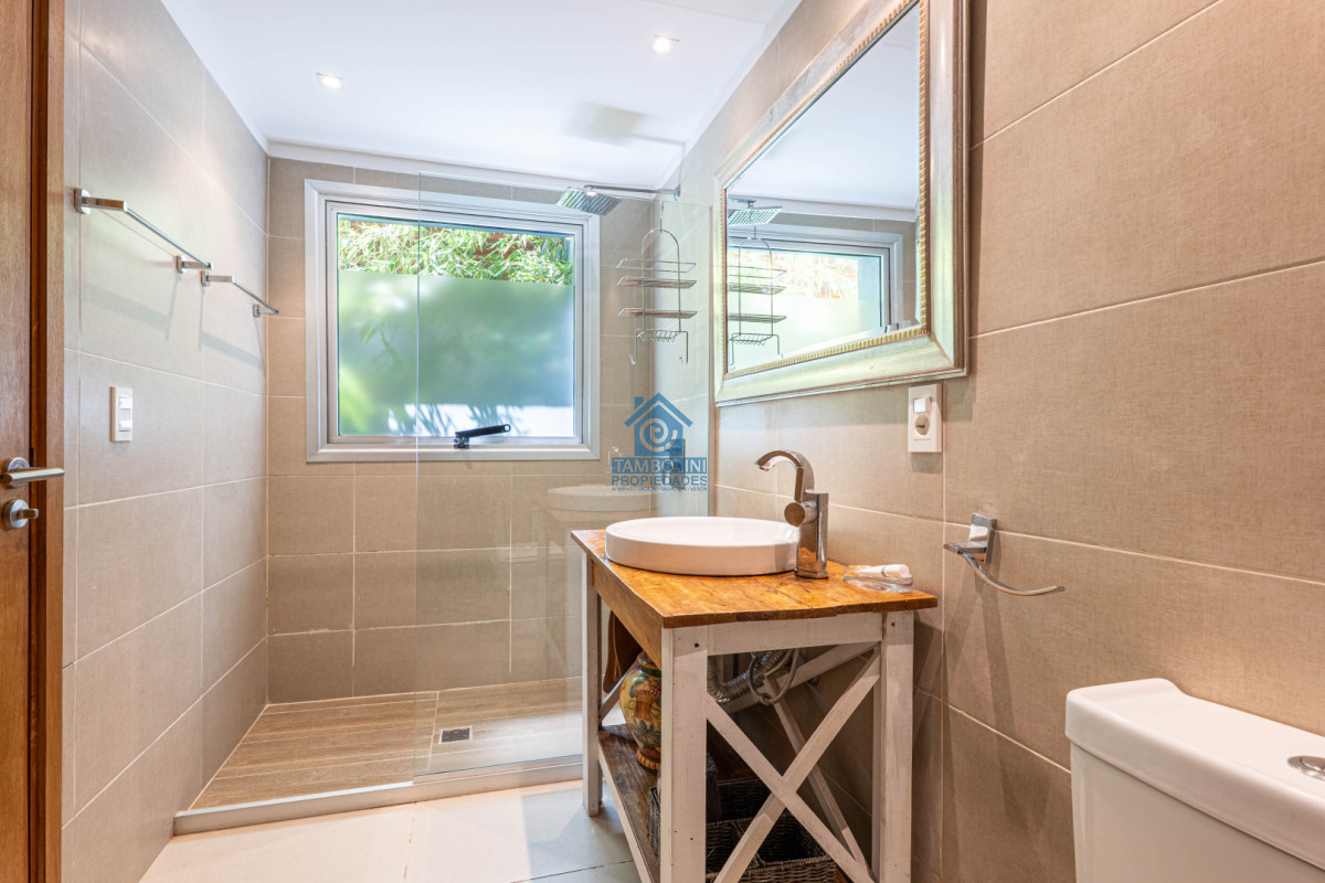 Casa ID.1030 - Casa en Alquiler Anual - 5 Dormitorios en Suite - Barrio Golf - Punta del Este