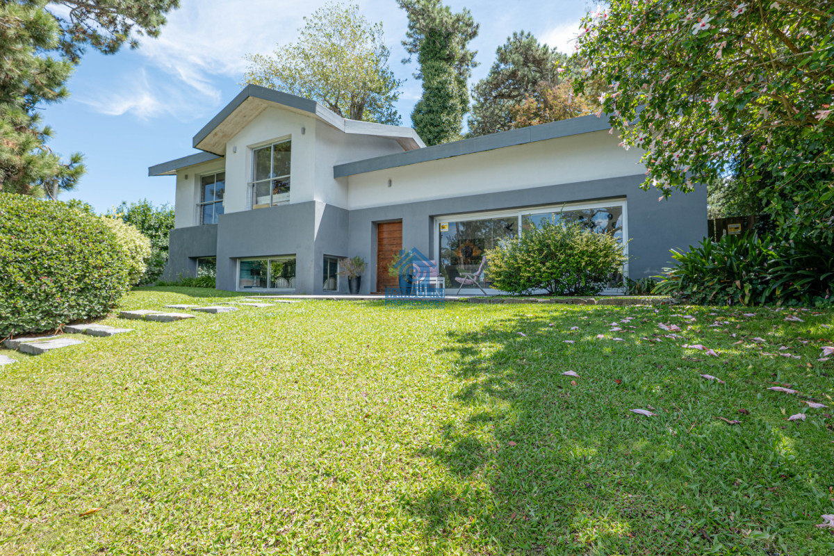 Casa ID.1030 - Casa en Alquiler Anual - 5 Dormitorios en Suite - Barrio Golf - Punta del Este