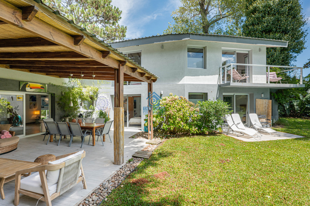 Casa ID.1030 - Casa en Alquiler Anual - 5 Dormitorios en Suite - Barrio Golf - Punta del Este