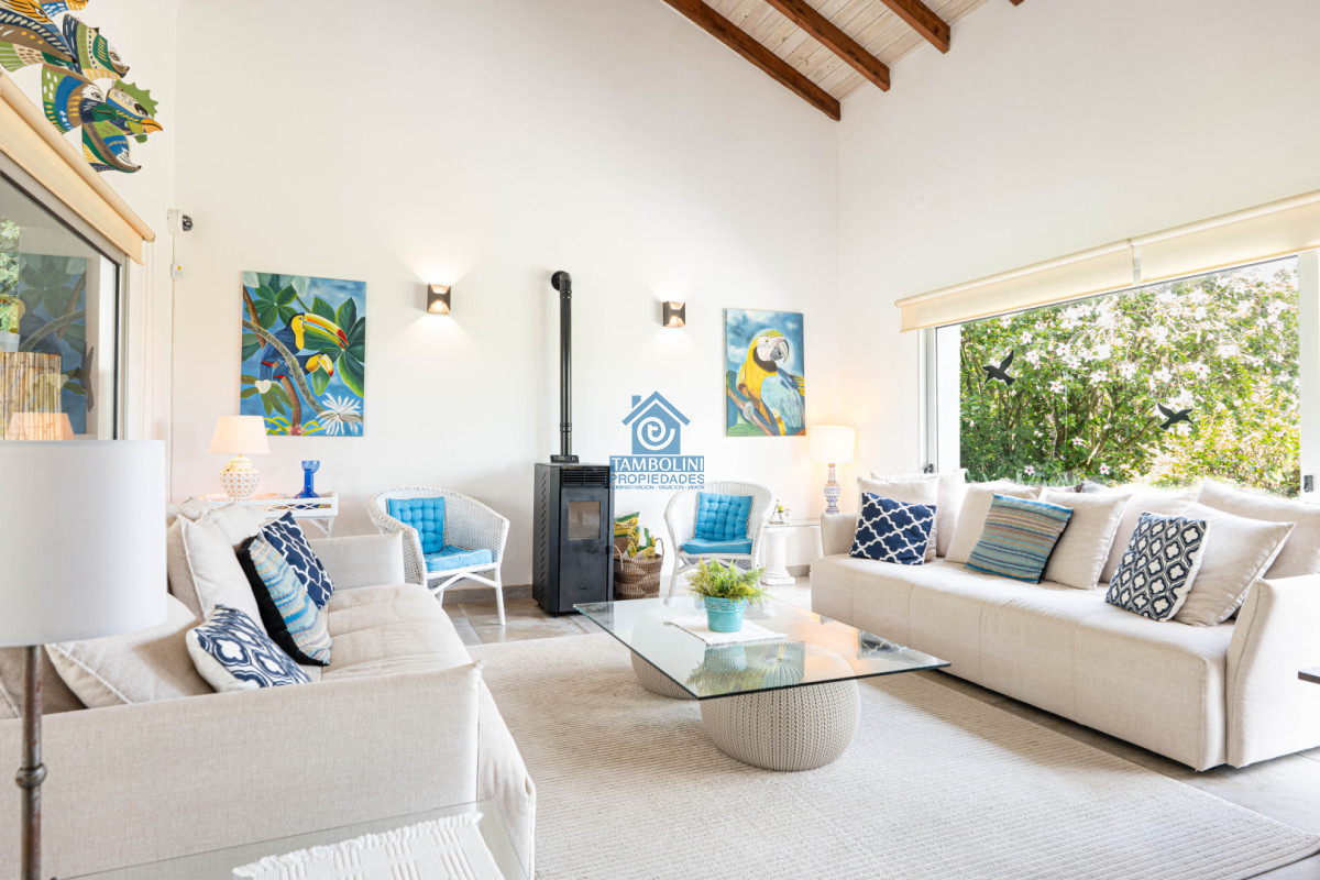 Casa ID.1030 - Casa en Alquiler Anual - 5 Dormitorios en Suite - Barrio Golf - Punta del Este