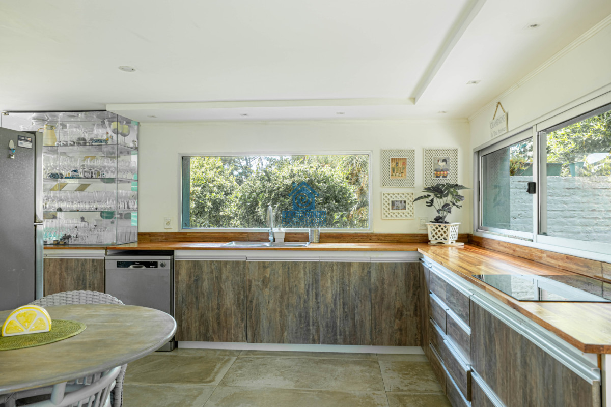 Casa ID.1030 - Casa en Alquiler Anual - 5 Dormitorios en Suite - Barrio Golf - Punta del Este