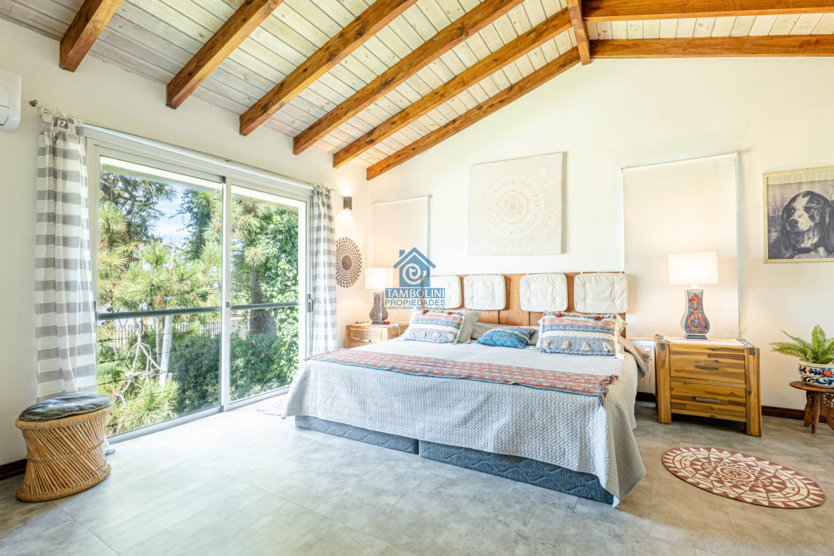 Casa ID.1030 - Casa en Alquiler Anual - 5 Dormitorios en Suite - Barrio Golf - Punta del Este