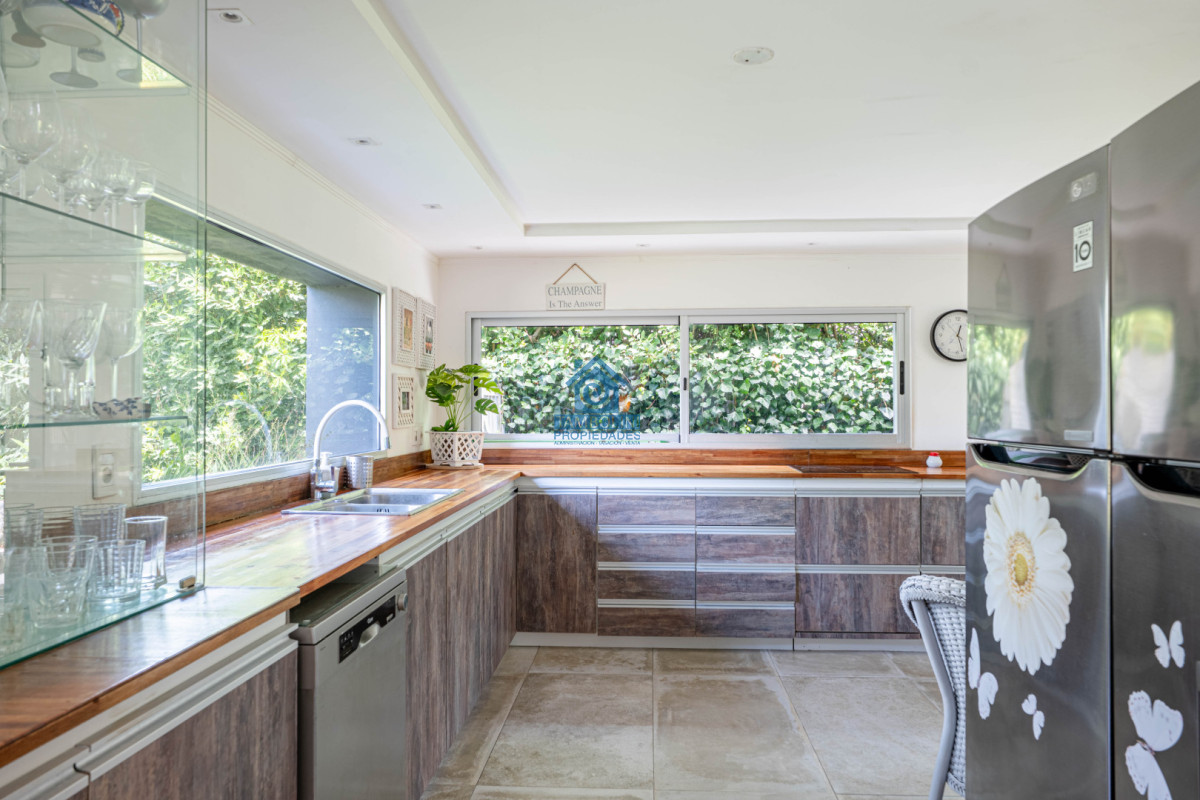 Casa ID.1030 - Casa en Alquiler Anual - 5 Dormitorios en Suite - Barrio Golf - Punta del Este