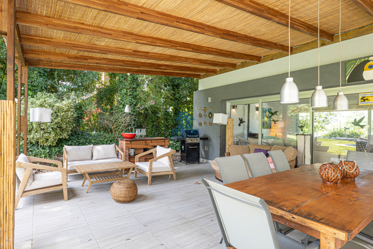 Casa ID.1030 - Casa en Alquiler Anual - 5 Dormitorios en Suite - Barrio Golf - Punta del Este