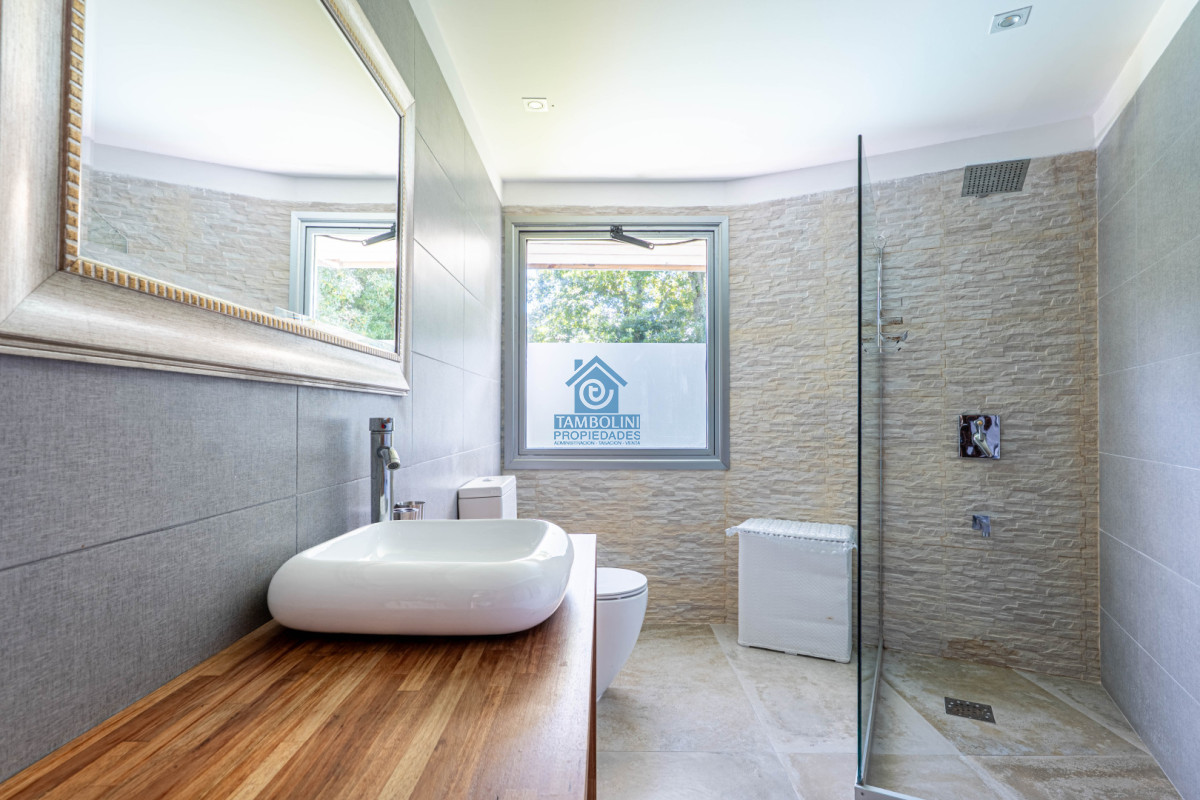 Casa ID.1030 - Casa en Alquiler Anual - 5 Dormitorios en Suite - Barrio Golf - Punta del Este