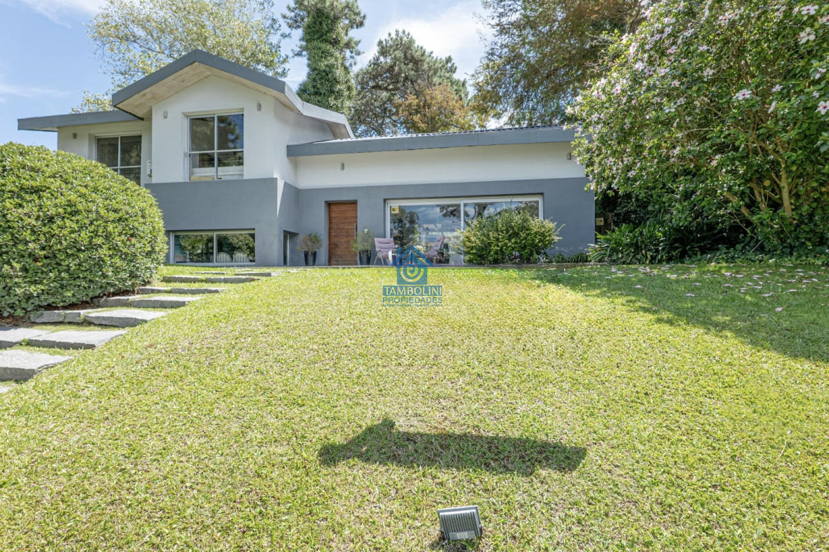 Casa ID.1030 - Casa en Alquiler Anual - 5 Dormitorios en Suite - Barrio Golf - Punta del Este