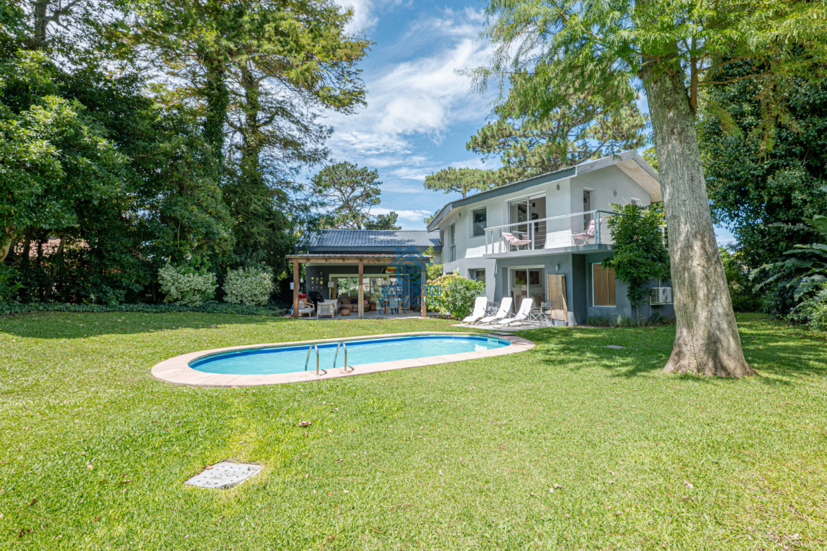 Casa ID.1030 - Casa en Alquiler Anual - 5 Dormitorios en Suite - Barrio Golf - Punta del Este