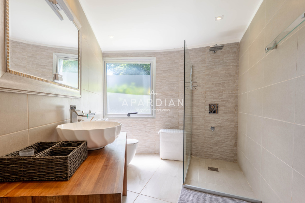 Casa ID.21099125 - Casa en Alquiler Anual - 5 Dormitorios en Suite - Barrio Golf - Punta del Este