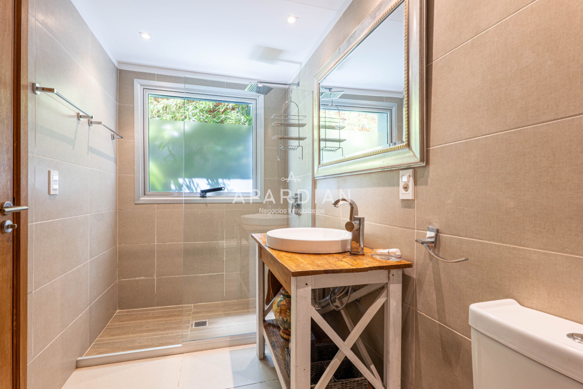 Casa ID.21099125 - Casa en Alquiler Anual - 5 Dormitorios en Suite - Barrio Golf - Punta del Este