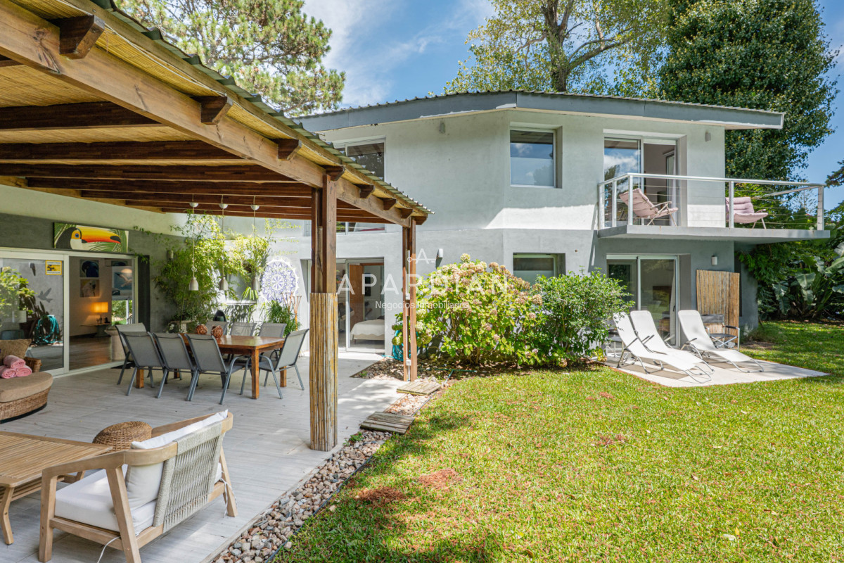 Casa ID.21099125 - Casa en Alquiler Anual - 5 Dormitorios en Suite - Barrio Golf - Punta del Este